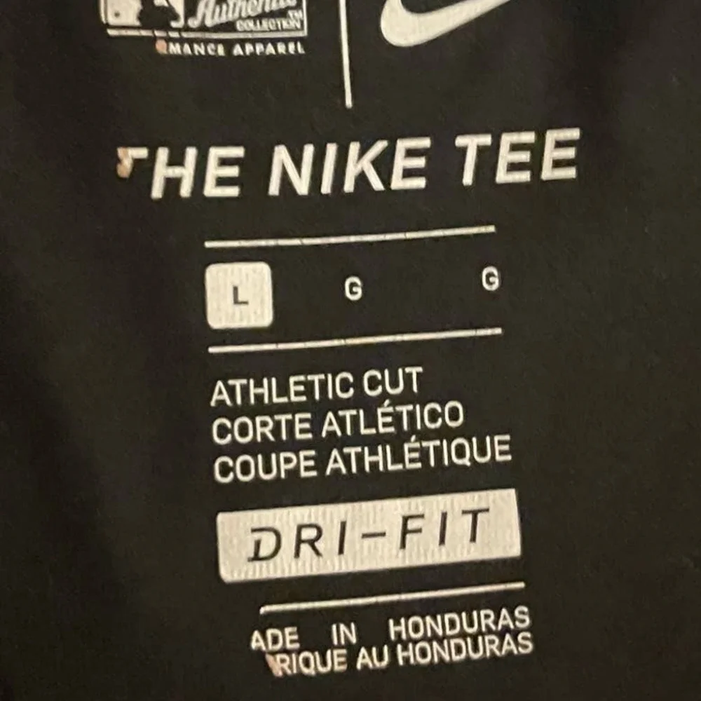 Nike Mens T-Shirt Authentic Apparel Pirates Graphic Dri Fit Size L Athletic Cut‎
